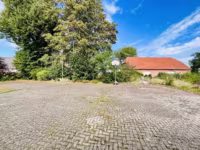 Parkplätze auf dem Grundstück