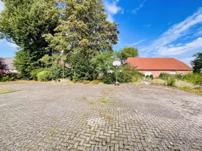 Einmalig: 3 Gebäude auf rd. 7.000 m² Grundstück - Parkplätze auf dem Grundstück (93240)