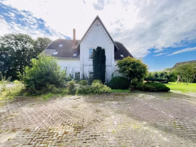 Einmalig: 3 Gebäude auf rd. 7.000 m² Grundstück - N° 1 Vorderansicht (93226)