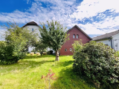 Einmalig: 3 Gebäude auf rd. 7.000 m² Grundstück - Seitenansicht (93231)
