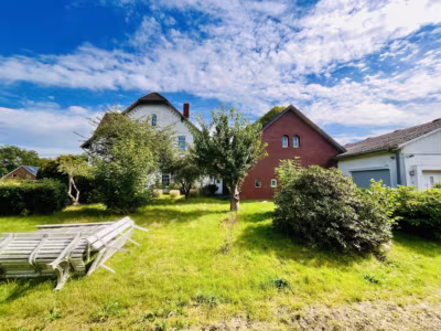 Einmalig: 3 Gebäude auf rd. 7.000 m² Grundstück - Seitenansicht (93232)