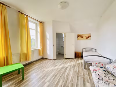 Einmalig: 3 Gebäude auf rd. 7.000 m² Grundstück - Haus 1 DG - Raum 5 (93255)