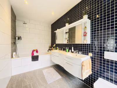 Einmalig: 3 Gebäude auf rd. 7.000 m² Grundstück - Haus 3 - Bad 1 (93261)