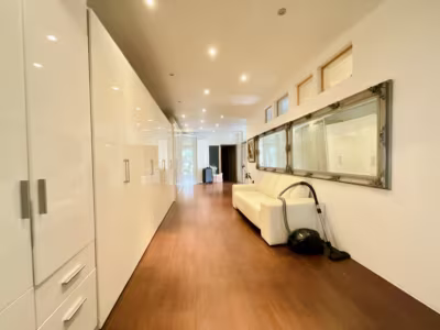 Einmalig: 3 Gebäude auf rd. 7.000 m² Grundstück - Haus 3 - Flurbereich (93262)