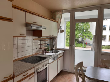 4-Zimmer-ETW in Mitte, 2 Balkone & Blick ins Grüne - Küche (77580)