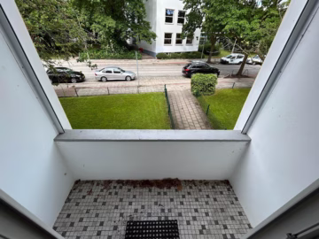 4-Zimmer-ETW in Mitte, 2 Balkone & Blick ins Grüne - kleine Loggia an Küche (77583)