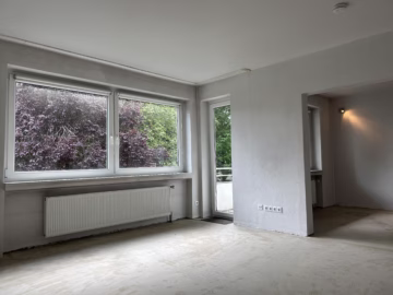 4-Zimmer-ETW in Mitte, 2 Balkone & Blick ins Grüne - Wohnzimmer (77576)