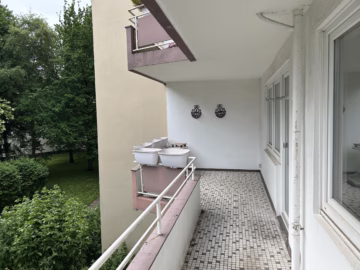4-Zimmer-ETW in Mitte, 2 Balkone & Blick ins Grüne - Loggia zur Gartenseite (77577)