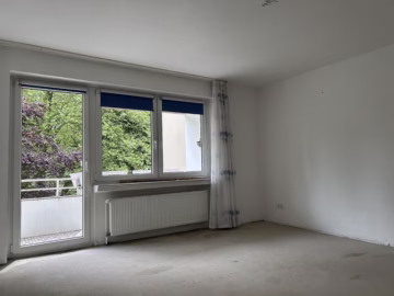 4-Zimmer-ETW in Mitte, 2 Balkone & Blick ins Grüne - Schlafzimmer Richtung Garten (77584)