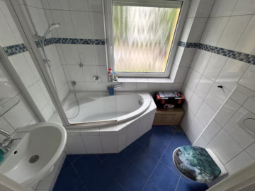 4-Zimmer-ETW in Mitte, 2 Balkone & Blick ins Grüne - Badezimmer Ansicht 2 (77589)