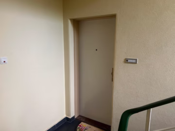 4-Zimmer-ETW in Mitte, 2 Balkone & Blick ins Grüne - Wohnungstür (77594)