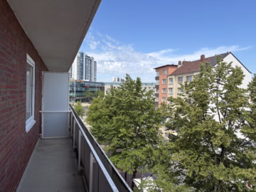 ETW mit Fahrstuhl & 2 Loggien im Hochschulquartier - Balkon Straßenseite (70493)