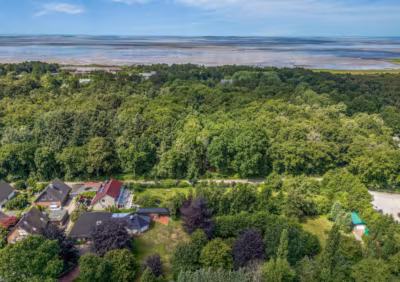 Maritimes Wohnglück am Sahlenburger Küstenwald - Luftaufnahme (78398)