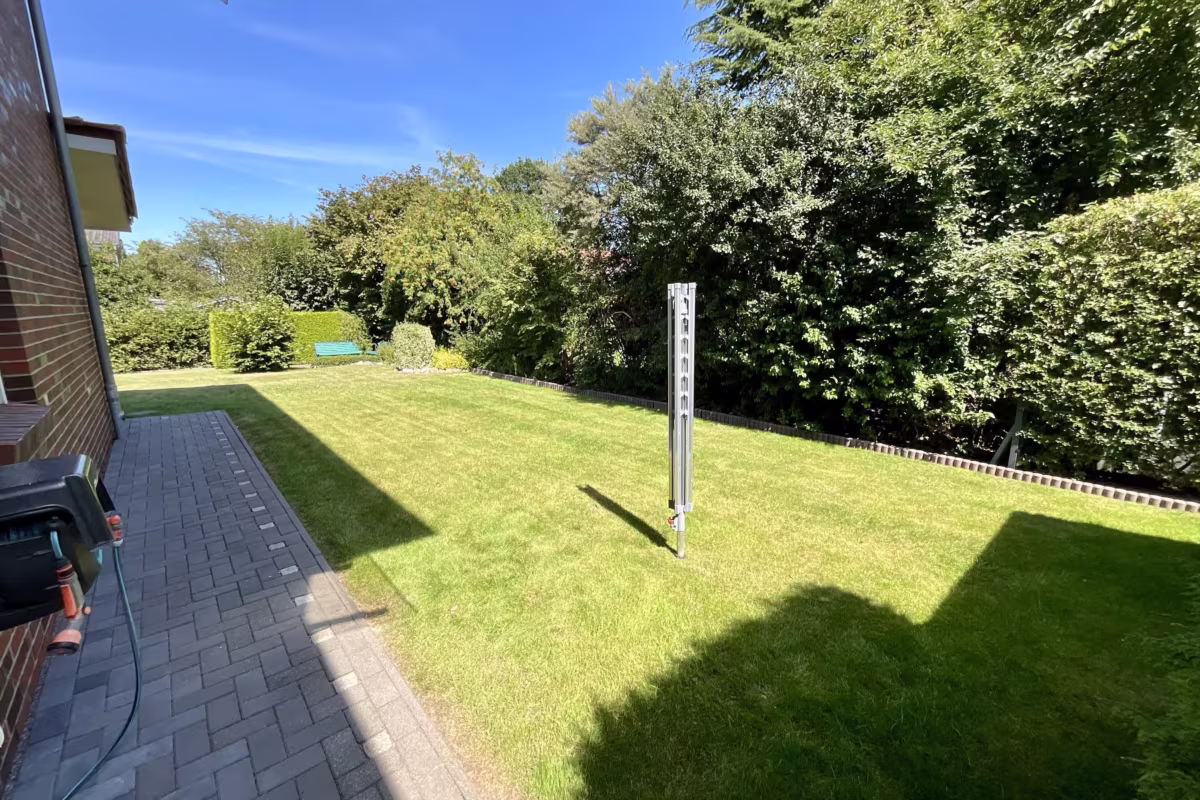 Garten neben Haus