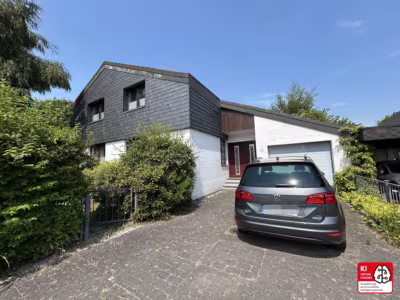 Ein Zuhause für die große Familie - KI-bearbeitet - Straßenansicht (80375)