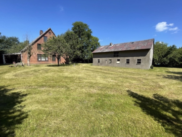 Historischer Resthof in idyllischer Lage - Bauernhaus und Nebengebäude (46627)