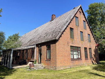 Historischer Resthof in idyllischer Lage - Giebel- und Seitenansicht (46621)