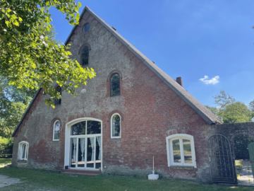 Historischer Resthof in idyllischer Lage - Giebelansicht (46619)