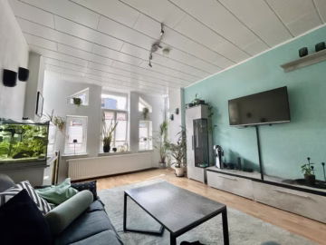 Altbaucharme in gepflegter Wohnanlage - Wohnzimmer (76435)