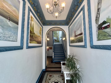 Altbaucharme in gepflegter Wohnanlage - Eingangsbereich Treppenhaus (76432)