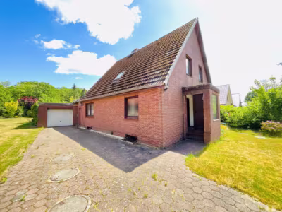 Familienhaus in schöner ländlicher Lage - Seitenansicht (79842)