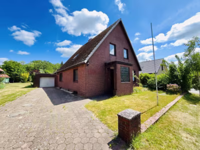 Familienhaus in schöner ländlicher Lage - Straßenansicht (79843)