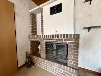 Familienhaus in schöner ländlicher Lage - Kamin im Wohnzimmer (79853)