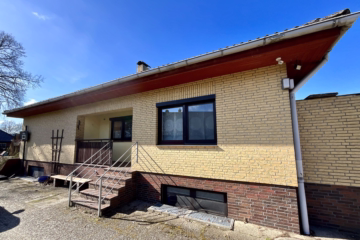Familienhaus in ruhiger Lage zu verkaufen - Ansicht von der Auffahrt (43637)