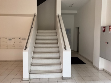 Büroräume in exponierter Lage in der Innenstadt - Treppe und Fahrstuhl EG (37546)