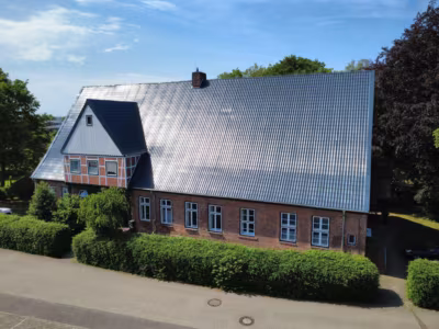 Mehrfamilienhaus mit Gewerbe zentral in Cadenberge - Straßenansicht (79787)