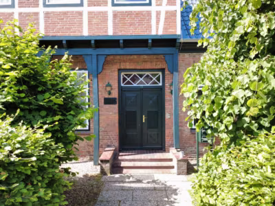 Mehrfamilienhaus mit Gewerbe zentral in Cadenberge - Eingangsbereich (79789)