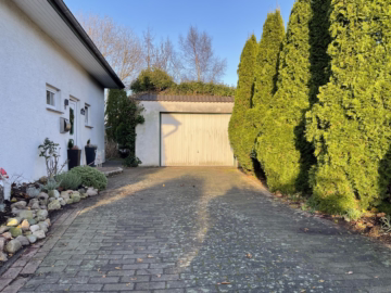 Dorum – Haus sucht Käufer - Auffahrt und Garage (49055)