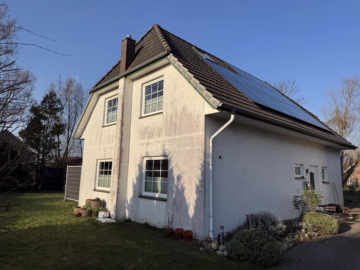 Dorum – Haus sucht Käufer - Straßen- und Giebelansicht (49053)