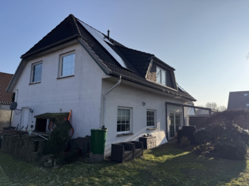 Dorum – Haus sucht Käufer - Garten- und Giebelansicht (49054)