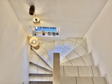 Dorum – Haus sucht Käufer - Treppe in das Dachgeschoss (49066)
