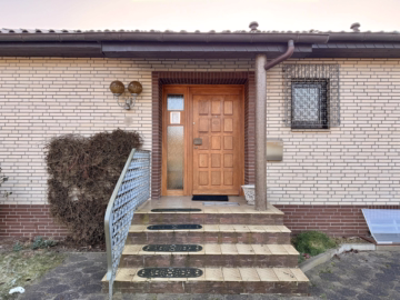Großzügiger Bungalow in ruhiger Wohnlage - Hauseingang (37859)