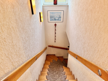 Großzügiger Bungalow in ruhiger Wohnlage - Kellertreppe (37878)