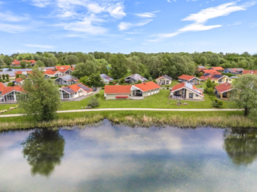 Exklusives Poolhaus im Wasser- und Landschaftspark - Luftaufnahme (64322)