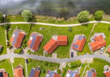 Exklusives Poolhaus im Wasser- und Landschaftspark - Luftaufnahme (64325)