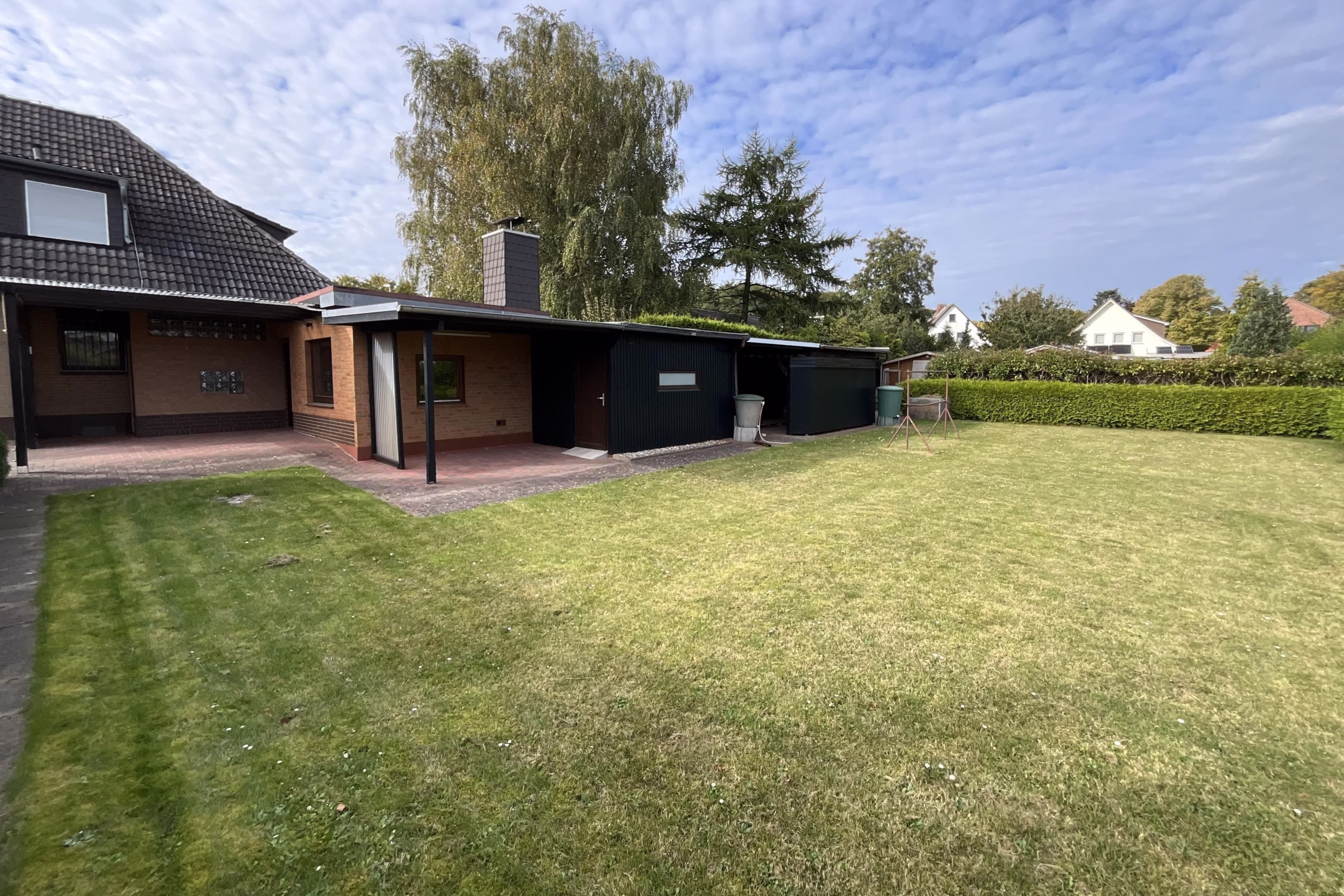 Garten mit Nebengebäuden