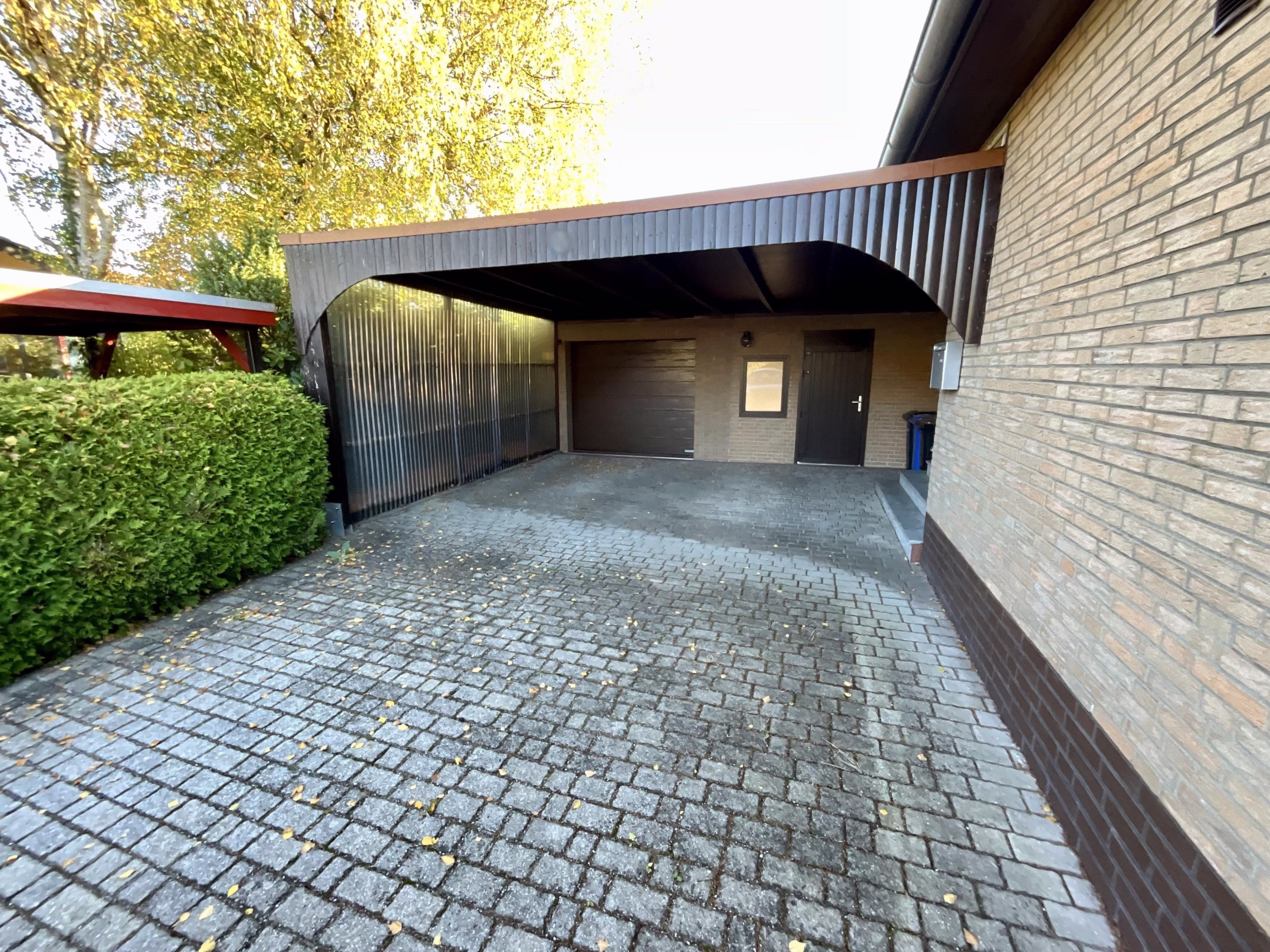 Doppelcarport mit Garage und Anbau