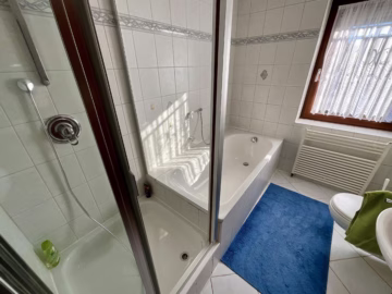 Großzügiges Wohnhaus mit Vollkeller - Bad EG I (70262)