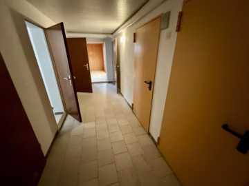 Großzügiges Wohnhaus mit Vollkeller - Flur KG (70275)