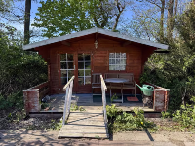 Siedlungshaus mit Anbau, 2 Garagen und 1 Carport - Gartenhaus (80520)