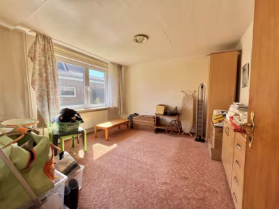Siedlungshaus mit Anbau, 2 Garagen und 1 Carport - Zimmer hinter der Küche (80530)