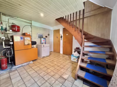 Siedlungshaus mit Anbau, 2 Garagen und 1 Carport - Hauswirtschaftsraum (80531)
