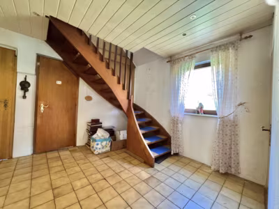 Siedlungshaus mit Anbau, 2 Garagen und 1 Carport - Treppe in das Dachgeschoss (80536)