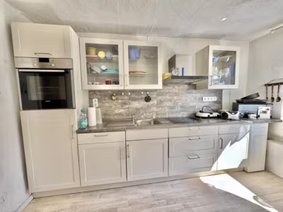 Siedlungshaus mit Anbau, 2 Garagen und 1 Carport - Küche (80529)
