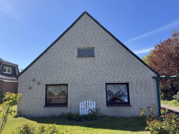Siedlungshaus mit Anbau, 2 Garagen und 1 Carport - Giebelansicht (61890)
