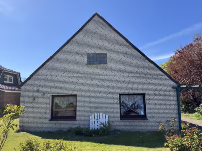 Siedlungshaus mit Anbau, 2 Garagen und 1 Carport - Giebelansicht (80516)